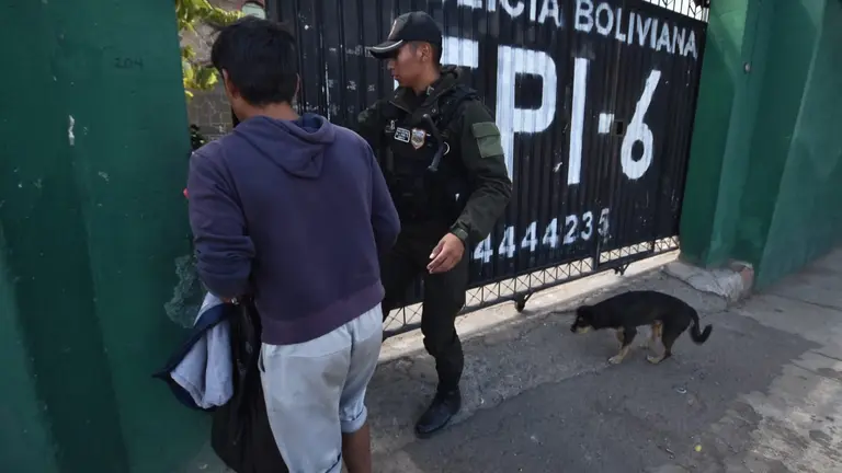 Arrestados ingresan a la EPI 6 de Cochabamba. DICO SOL&Iacute;S