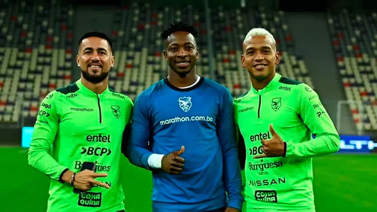 El portero David Akologo (medio) junto a Jair Reinoso y Rodrigo Ramallo en un entrenamiento de la Verde en Argelia. FBF