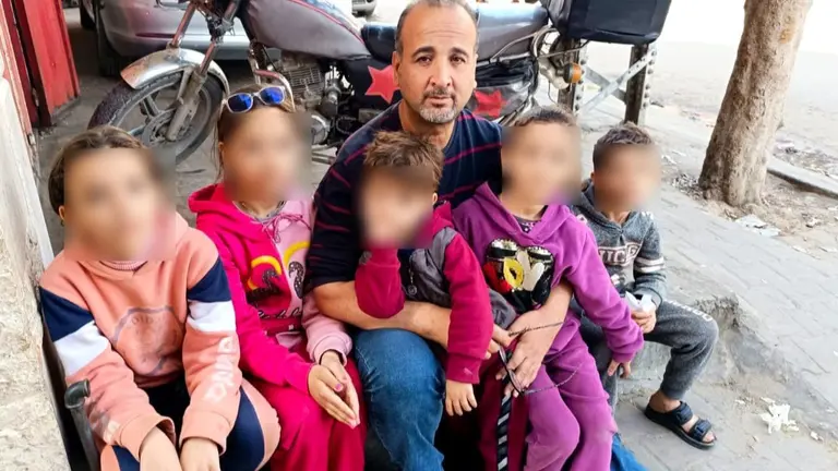 El m&eacute;dico palestino con nacionalidad boliviana, Refaat Alathamna, junto a sus cinco hijos, en Gaza. RRSS
