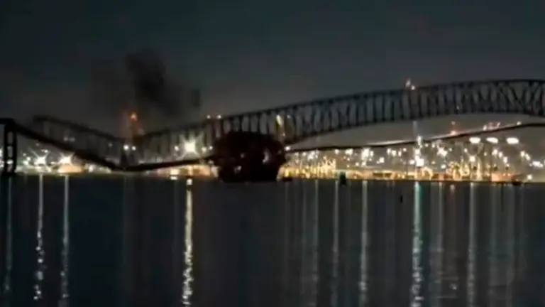 Momento exacto en que el barco choca con el puente de Baltimore, Estados Unidos y este se desploma. Captura c&aacute;mara de seguridad