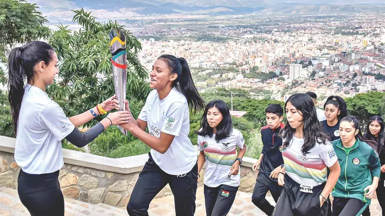 Atletas bolivianos trasladan la llama bolivariana hacia el Cristo de la Concordia en la Llajta, durante el acto./ NOÉ PORTUGAL