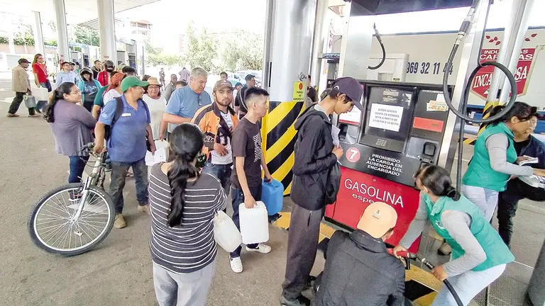 Una imagen de la poblaci&oacute;n haciendo filas en surtidores de Cochabamba./ DICO SOLIS