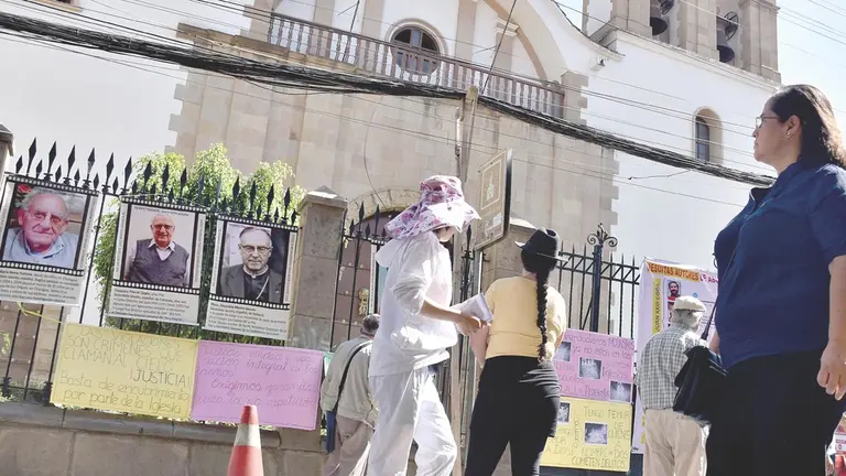 Exalumnos colocan carteles en el templo de la Compañía de Jesús en Cochabamba./ NOÉ PORTUGAL
