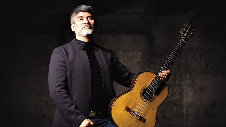 Pira&iacute; Vaca tocando la guitarra en un escenario./ &Aacute;LVARO GUMUCIO