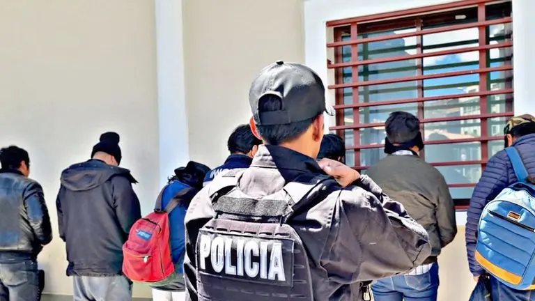 Operativo policial contra extranjeros que están de forma irrgegular en el país./ POLICIA BOLIVIANA