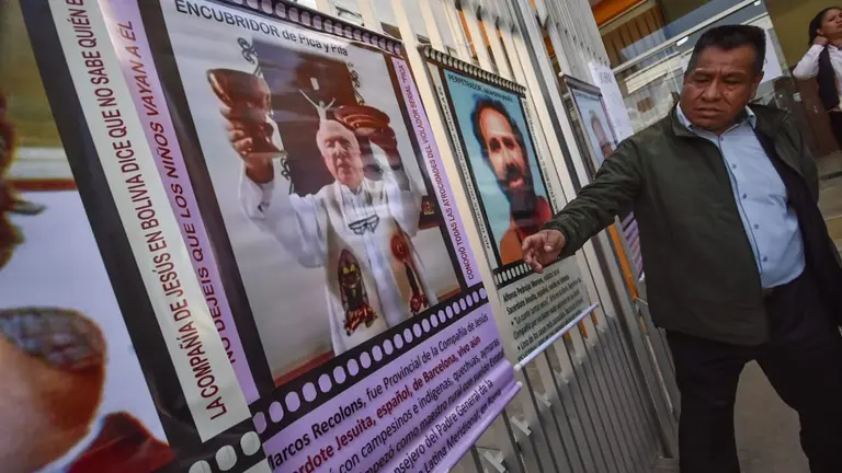 Pedro Lima, exjesuita de Bolivia muestra a algunos de los sacerdotes identificados como encubridores y abusadores en el caso pederastia./ DICO SOL&Iacute;S