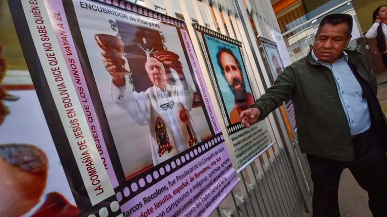 Una pancarta que muestra a Marcos Recolons, uno de los curas exprovinciales que habr&iacute;a encubierto a Alfonso Pedrajas. Dico Sol&iacute;s
