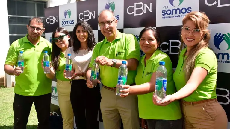 Trabajadores de CBN en el acto de renovaci&oacute;n de la imagen de Agua Somos. No&eacute; Portugal