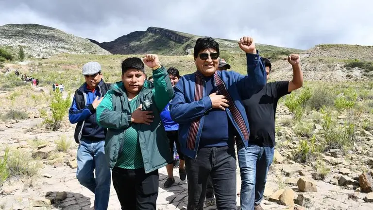 Leonardo Loza (i) y Evo Morales, realizando el gesto de la izquierda. FACEBOOK LEONARDO LOZA
