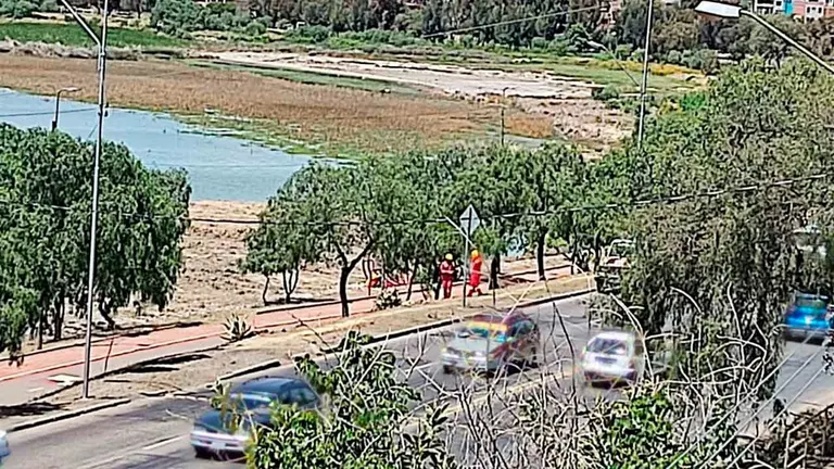 Personal de Bomberos y la Polic&iacute;a en inmediaciones del lugar donde se encontr&oacute; el cad&aacute;ver. CORTES&Iacute;A