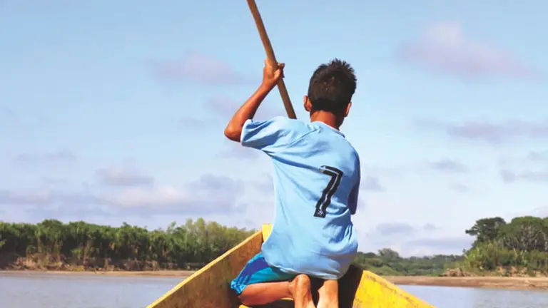 Para llegar a la comunidad de Asunción del Quiquibey hay que navegar por el río Beni. Los indígenas son expertos para dirigir sus botes./  IVÁN PAREDES  PRACTICAL ACTION