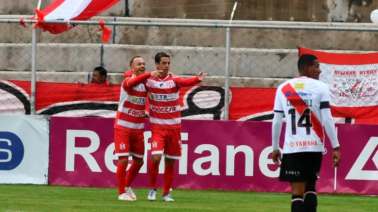 Jugadores festejan un gon Independiente de Sucre sobre Always Ready en El Alto. APG