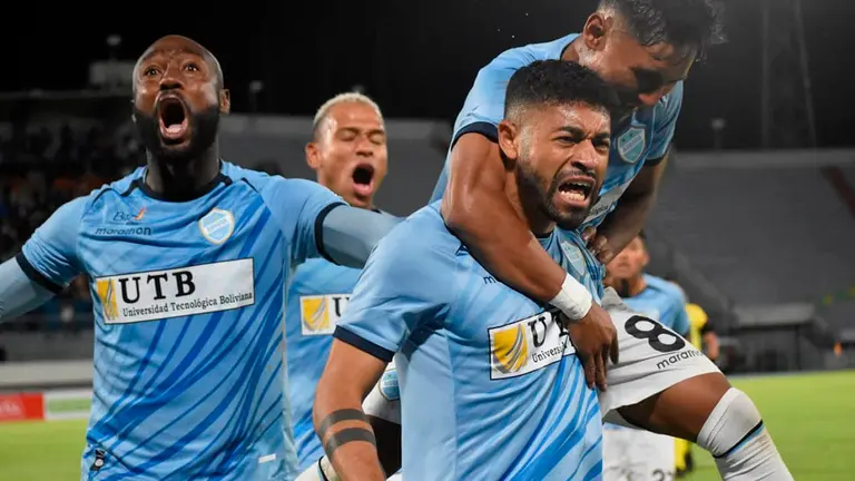Jugadores de Aurora celebran una conquista, durante el 4-2 propinado a Blooming en el Coloso de Cala Cala. NO&Eacute; PORTUGAL