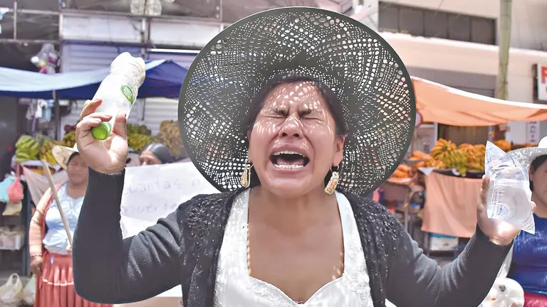 La mamá de una víctima de feminicidio reclama justicia en Cochabamba./ DICO SOLÍS