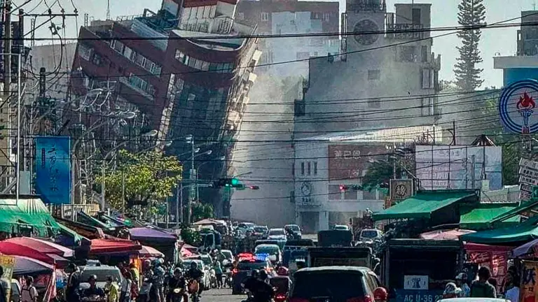 Una calle en Taiw&aacute;n donde varios edificios se vieron afectados por el terremoto. RRSS