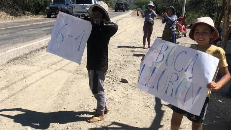 Dos ni&ntilde;os, con mensajes en tono de burla contra Boca, en la ruta Sucre-Potos&iacute;. RRSS