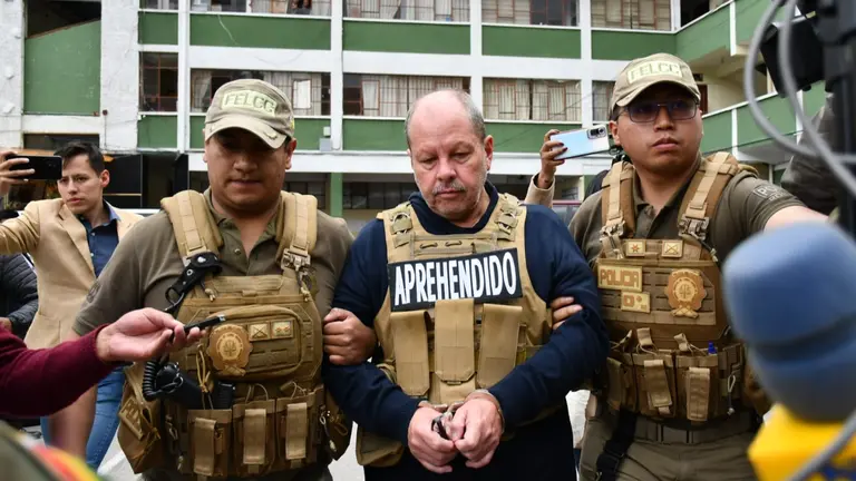 Rodrigo M&eacute;ndez (c), acusado dentro del caso "Gases lacrim&oacute;genos", ya est&aacute; en Bolivia y deje rendir cuentas ante la Justicia. APG