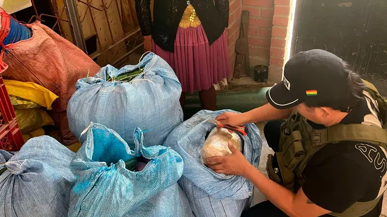 La mujer aprehendida con los yutes y la droga en su interior./ FELCN