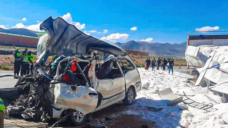 El minibus tras el accidente junto al cami&oacute;n de sal. APG