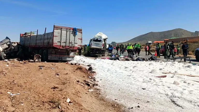 El cami&oacute;n de alto tonelaje y el minibus tras el accidente entre ambos motorizados en la carretera Oruro-Potos&iacute;. APG