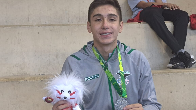 Santiago Rejas ganador de medalla de plata en esgrima. COB.
