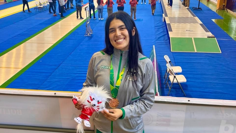 Constanza Garc&iacute;a gan&oacute; la medalla de bronce en esgrima. COB.