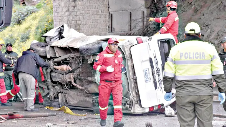 En La Paz, una colisi&oacute;n m&uacute;ltiple en la Autopista deja cuatro fallecidos, el 1 de abril.  / APG