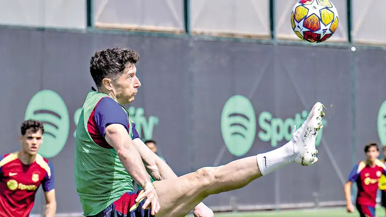 Robert Lewandowski (c) intenta controlar un balón en una práctica culé. /  FACEBOOK FC BARCELONA