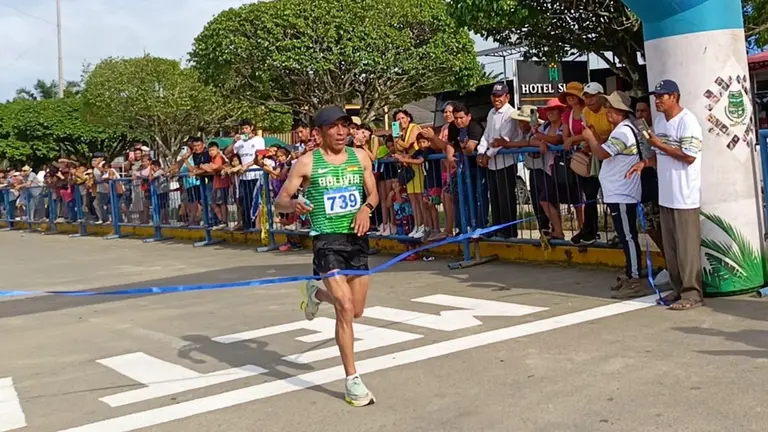 H&eacute;ctor Garibay cruza la meta en la 10K de Puerto Villarroel. RKC