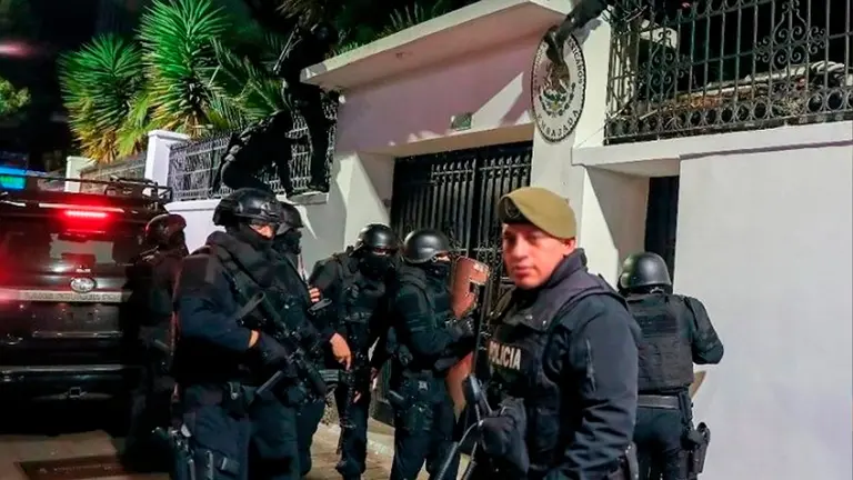 Polic&iacute;as ecuatorianos al momento de irrumpir la embajada mexicana en su territorio. Gentileza Izquierda Diario
