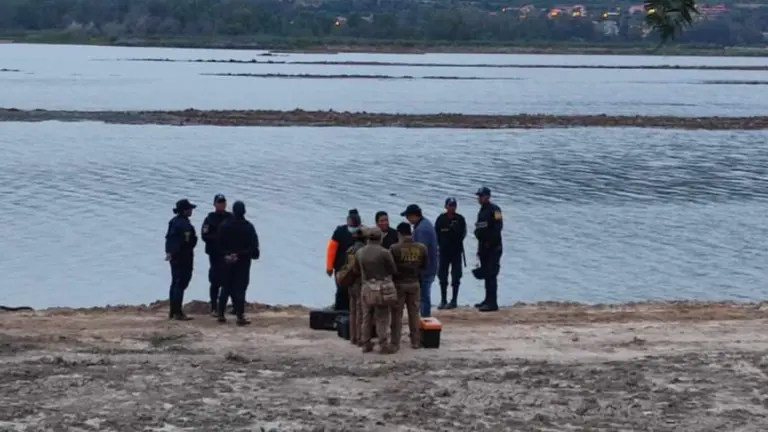 Personal policial realiza el levantamiento de una mano de la laguna Alalay, en Cochabamba. OPINI&Oacute;N