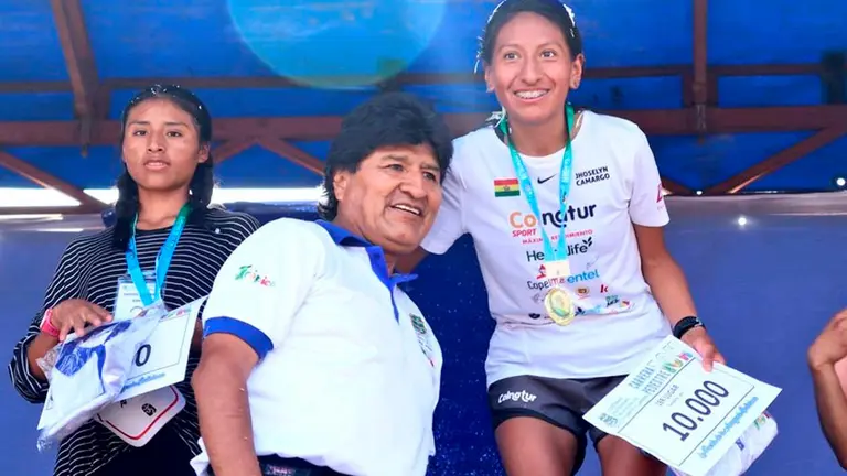 El l&iacute;der del MAS, Evo Morales junto a la atleta Jhoselyn Camargo tras la carrera de este fin de semana en el Tr&oacute;pico. Evo Morales