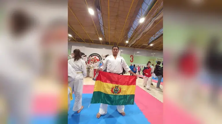 Diego Mejía obtuvo una medalla de plata para el país, en un torneo internacional de karate, desarrollado en España./ IKO BOLIVIA