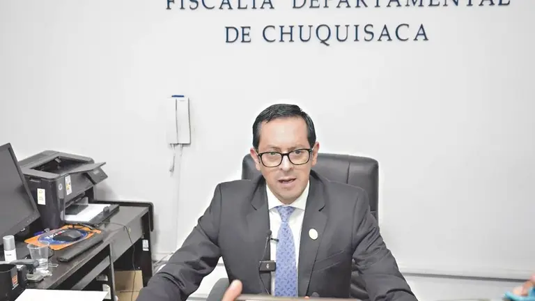 El fiscal departamental de Chuquisaca, Mauricio Nava, durante la conferencia./  FISCALÍA