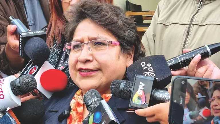 La exvocal Dina Chuquimia en conferencia de prensa./ ERBOL