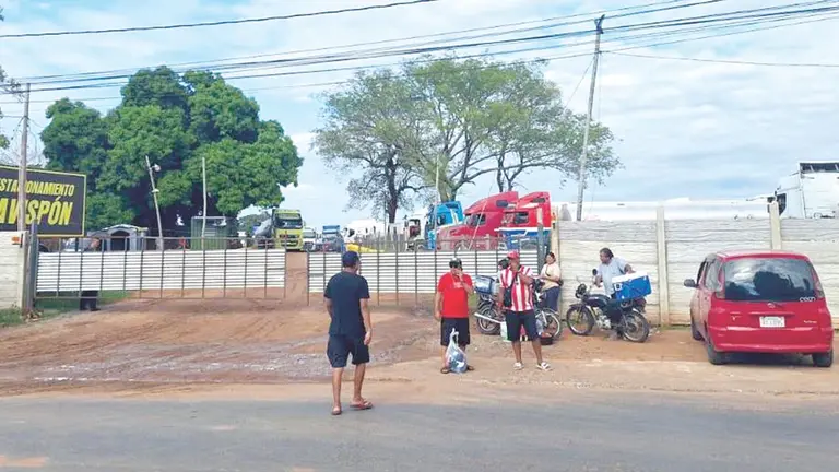 El estacionamiento en el que se encuentran los transportistas bolivianos en Paraguay./ RED UNITEL