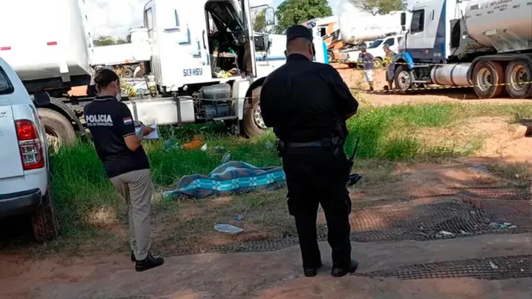 La Polic&iacute;a paraguaya en el estacionamiento donde fue encontrado un conductor fallecido. Foto: ABC Color