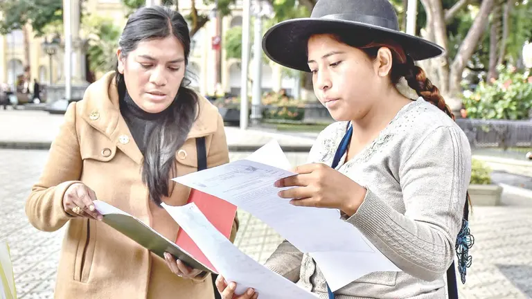Bárbara Alave y Mariela Burgoa, dirigentes de la organización Bartolina Sisa de Bolívar, este 10 de abril./ DICO SOLÍS