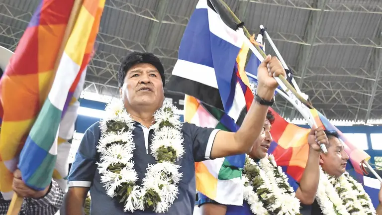Evo Morales junto a sus seguidores durante un encuentro anterior./ NOÉ PORTUGAL
