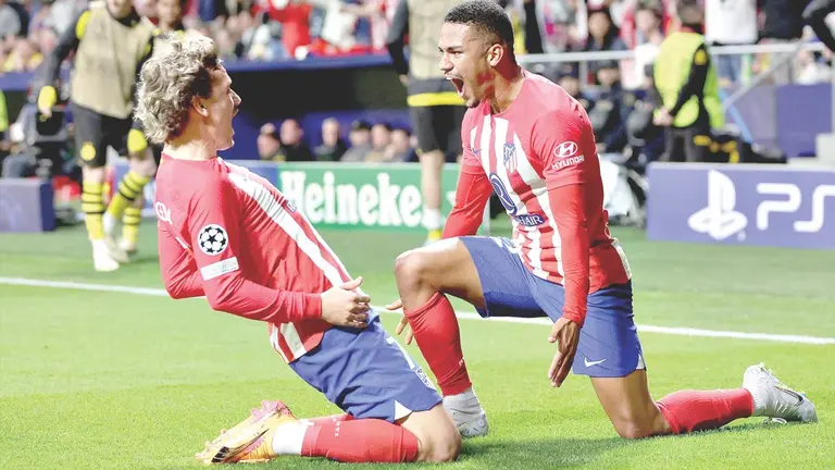 Griezmann (i) y Lino (d) festejan un tanto colchonero./ UEFA CHAMPIONS LEAGUE
