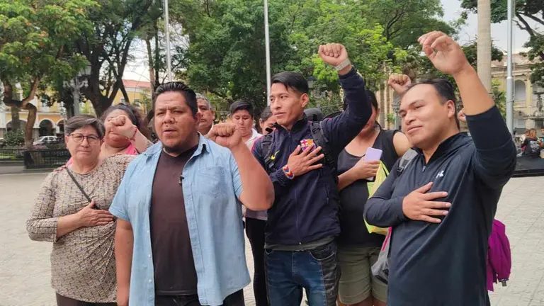El ala "evista" del MAS en Cochabamba, levantando el pu&ntilde;o izquierdo. Laura Bustillo