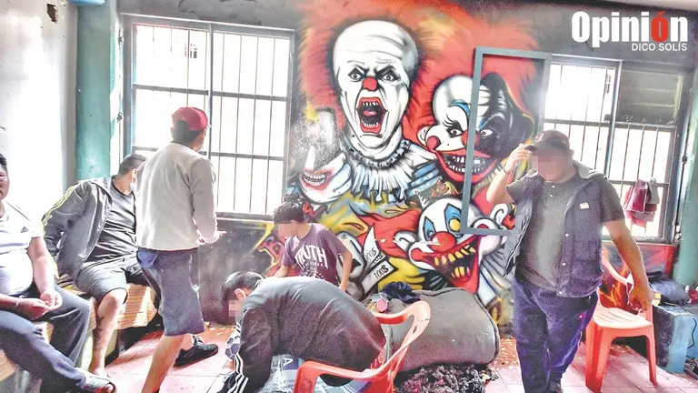 El mural con payasos, en una de las celdas del recinto penitenciario de El Abra./ DICO SOLÍS