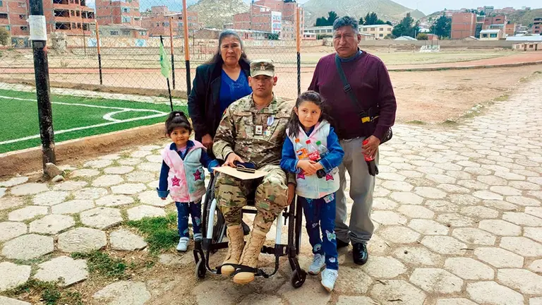 Herlan Medrano junto a su familia en el acto de distinción de las Fuerzas Armadas./ GERMÁN MEDRANO