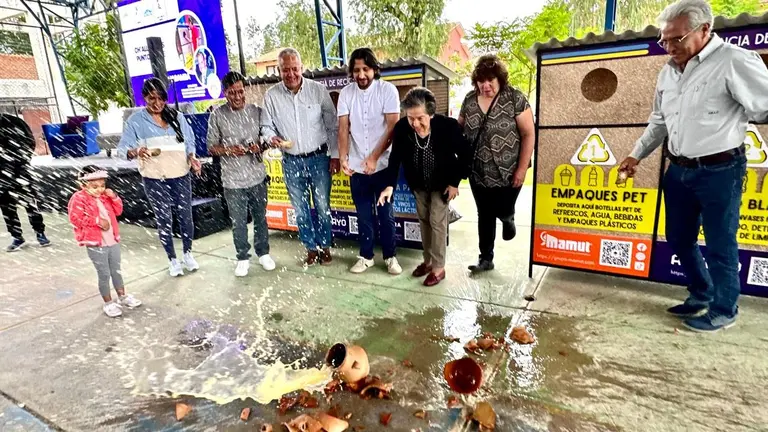 Manuel Laredo junto a representantes vecinales y presidente de la FEPC ch&rsquo;allan las alcanc&iacute;as para el reciclaje de basura.