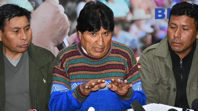 Evo Morales, en conferencia de prensa, arropado por sus militantes. APG