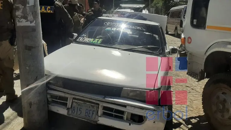 El auto que choc&oacute; con los ladrones adentro tras una persecuci&oacute;n policial. GENTILEZA