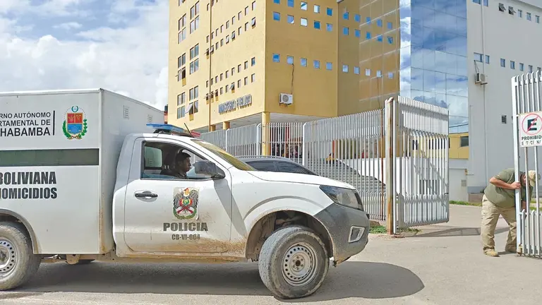 Un vehículo de la División de Homicidios ingresa al IDIF en Cochabamba./ MARIELA COSSÍO