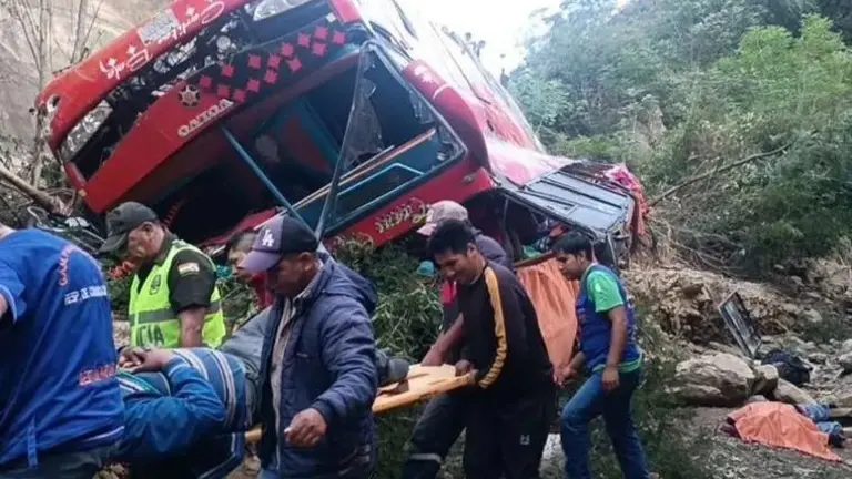El bus que se embarranc&oacute; en la ruta antigua Cochabamba - Santa Cruz. Adelante, uno de los sobrevivientes. RRSS