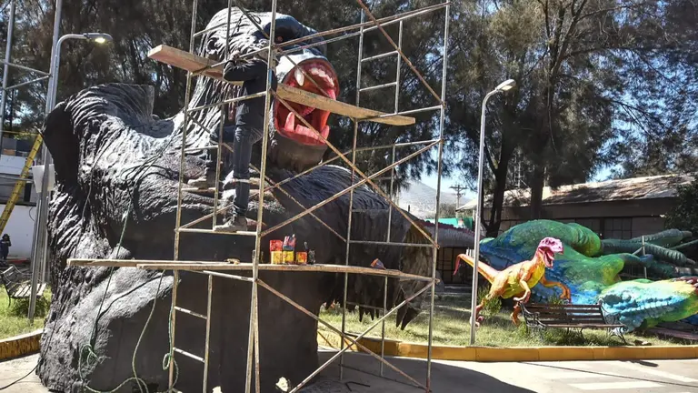 La escultura de King Kong de 5.5 metros de altura en construcci&oacute;n, en la FEXCO, DICO SOL&Iacute;S