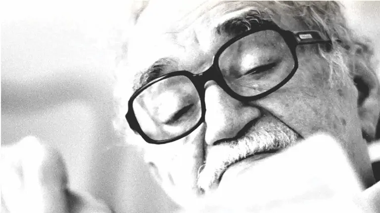 El fallecido escritor Gabriel García Márquez, leyendo un texto./ ARCHIVO